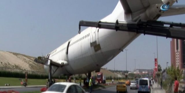 İstanbul'da uçak yolu kapattı