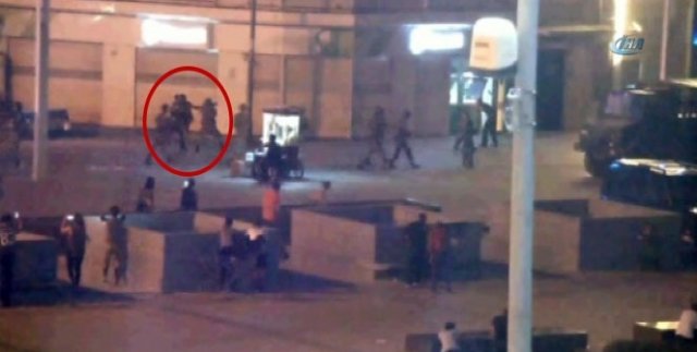 İşte darbe girişimi gecesi Taksim'de yaşananlar