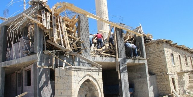 Mersin'de cami inşaatı çöktü: 1 ölü, 1 yaralı