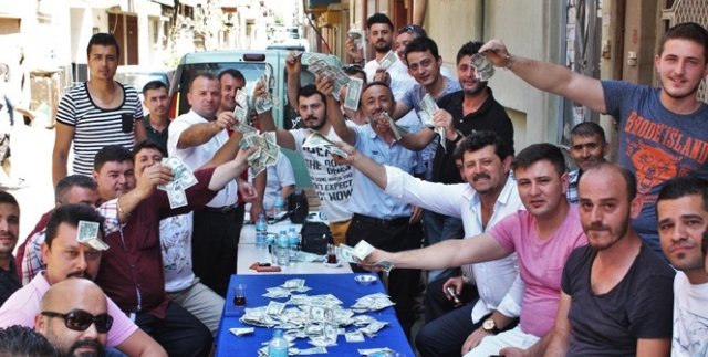 Müzisyenler sokak ortasında 5 bin doları yaktı