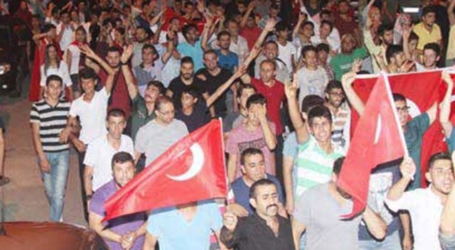 Tankların çıkacağı söylentisiyle garnizonun önüne akın ettiler