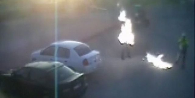 Üzerine benzin döküp kendini yaktı