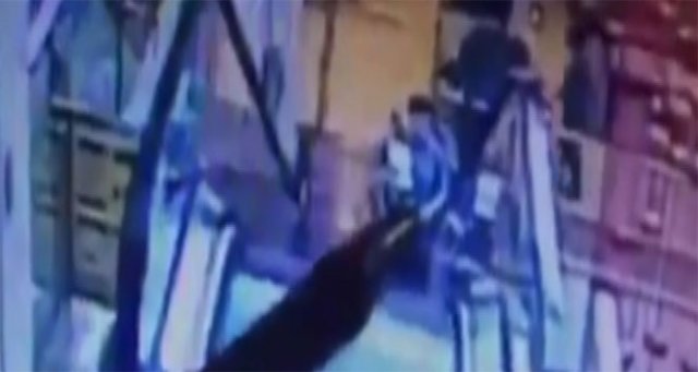 Yürüyen merdiven kazasında baba ile oğlu böyle can verdi