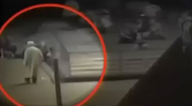 AK sakallı dede kurşunlara karşı yürüdü!