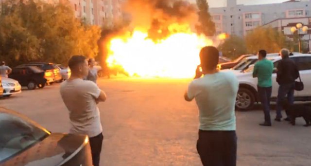 Alev alan araç bomba gibi patladı