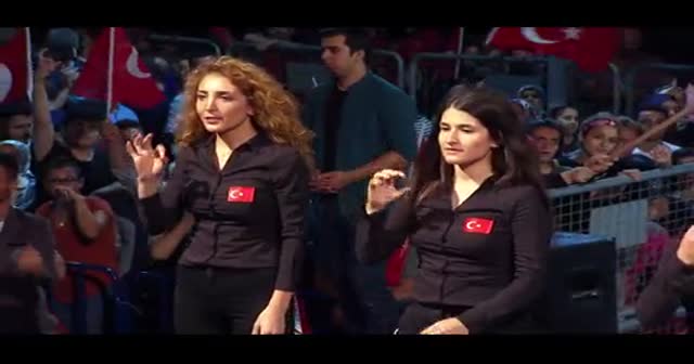 Bu bir ilk! "Ölürüm Türkiyem" şarkısını işaret diliyle