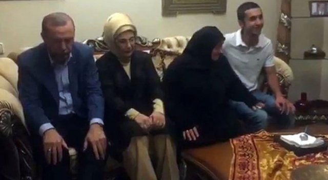 Cumhurbaşkanı Erdoğan şehit evinde Kur'an-ı Kerim okudu