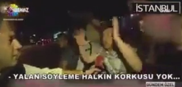Darbe girişimi gecesi vatandaşlardan muhabire tokat gibi cevap