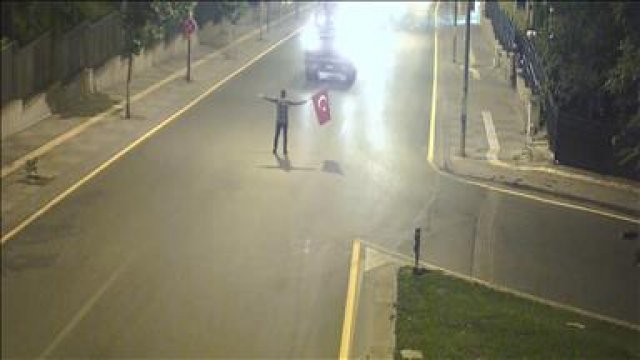 Elindeki Türk bayrağı ile darbecilere tek başına direndi