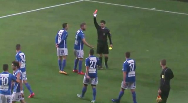 Gol sevincinde oyundan atıldı
