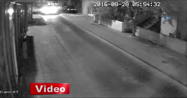 Hırsızın örümcek adam gibi tırmanarak yaptığı soygun kamerada