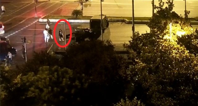 Kucağında çocuğuyla darbeci askerlere kafa tuttu