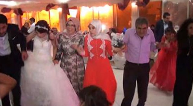 Van'daki patlama anı, düğün salonu kamerasına yansıdı