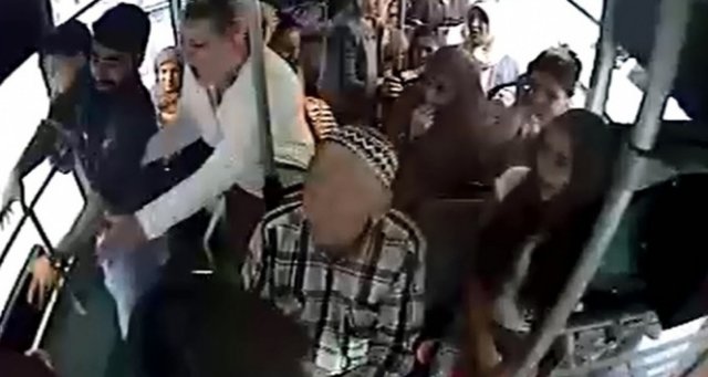 Halk otobüsünde bıçaklama kameralara yansıdı