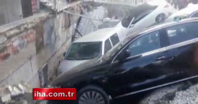 İstanbul Merter'de yol çöktü
