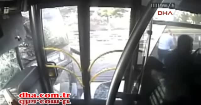 İşte metrobüs şoförüne şemsiyeyle saldırı anı!