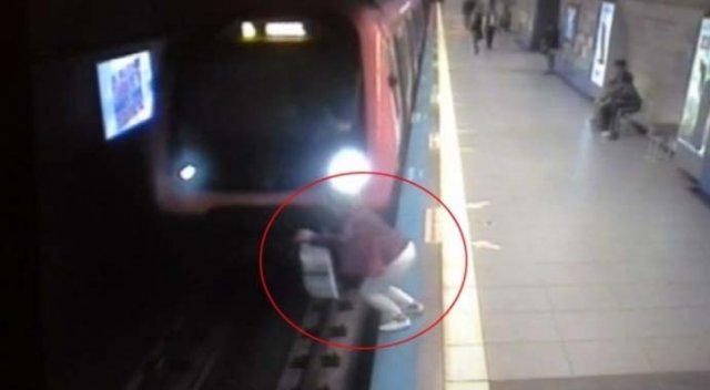 Metro istasyonundaki intihar saniye saniye kamerada