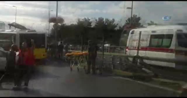 Metrobüs yoldan çıktı!