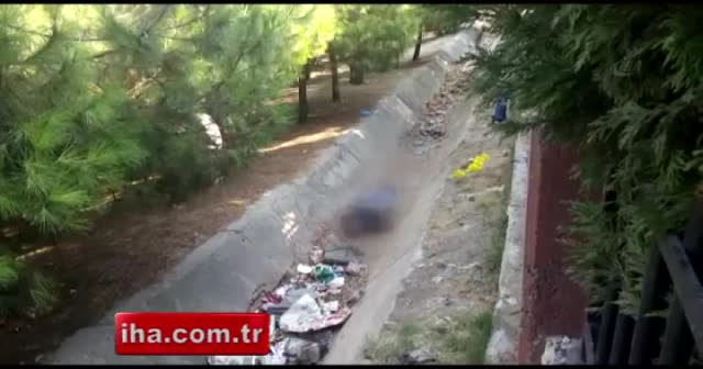 Parkta oynayan çocuklar ceset buldu
