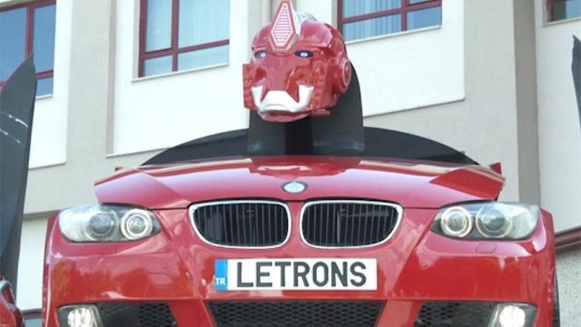Robota dönüşen araba