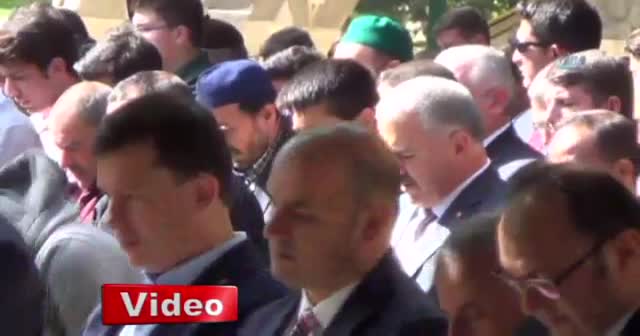 Başbakan cuma namazını bahçede kıldı