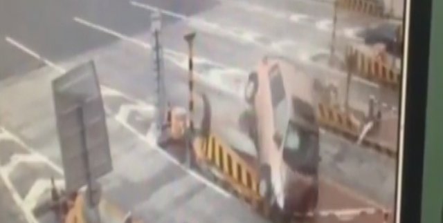 Gişelere kontrolsüz girdi, bariyere çarpıp takla attı