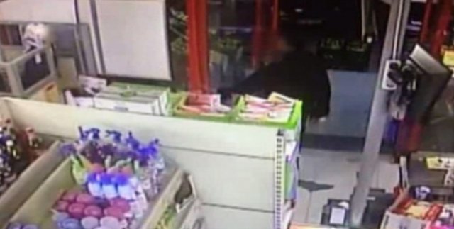 İstanbul’da bıçaklı soyguncu dehşeti kameraya yansıdı