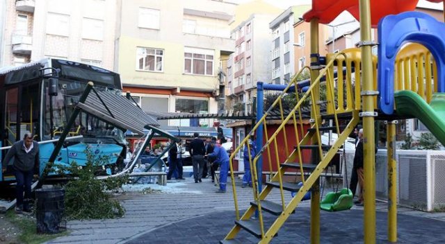 Kağıthane'de halk otobüsü durağa böyle daldı