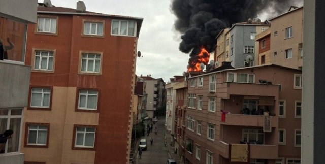 Kağıthane'de yangın çıktı, mahalle sokağa döküldü