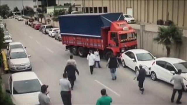 Kalp krizi geçiren sürücünün kaza anı kamerada