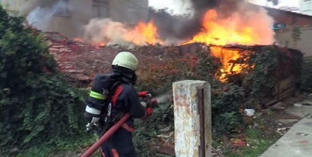 Kartal'da tinerciler gecekonduları ateşe verdi