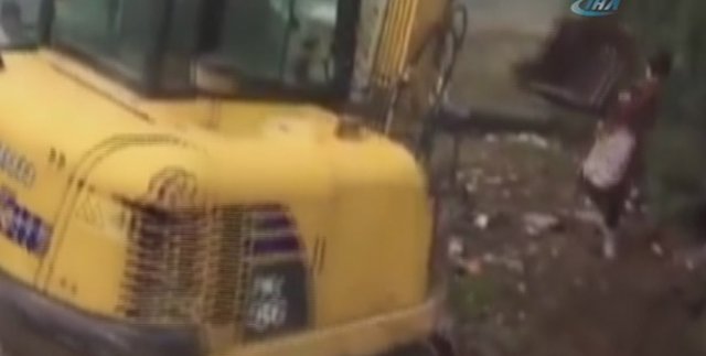 Kepçe kadını böyle devirdi