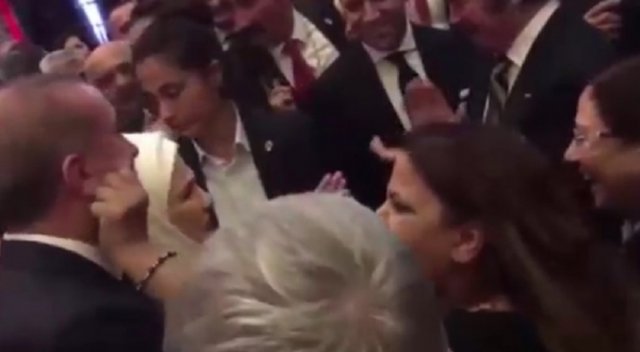 Kibariye, Erdoğan'ın yanağından makas aldı