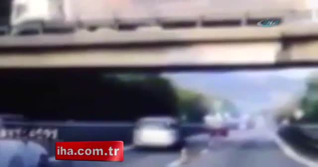 Köprü araçların üzerine böyle çöktü
