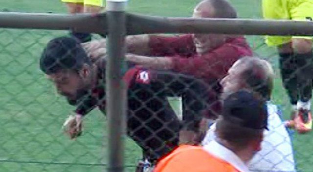 Menajerden kırmızı kart gören kaleciye tokat