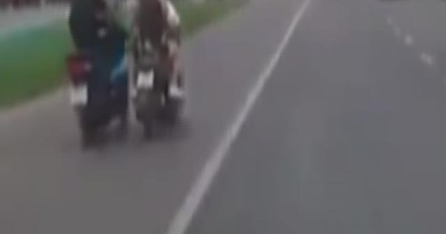 Öfkeli motosikletlinin yaptığı ’pes’ dedirtti