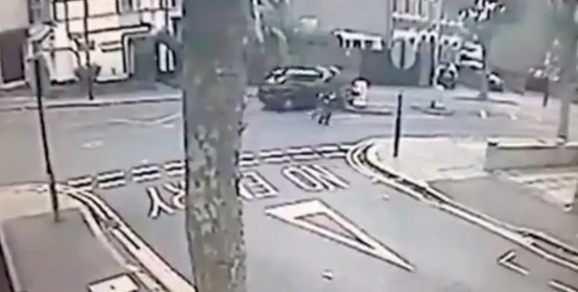 Otomobil yayaların arasına daldı!