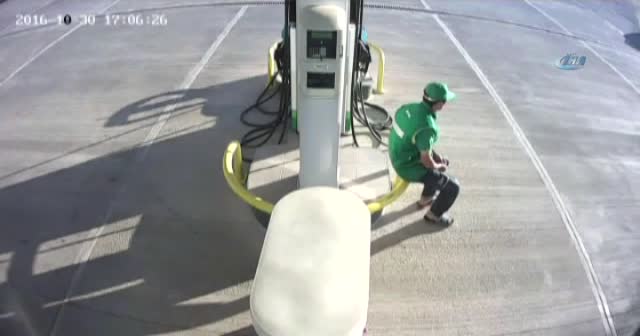 Otomobilin altında kalmaktan saniyelerle kurtuldu
