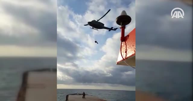 Sürüklenen gemideki mürettebat helikopterle kurtarıldı