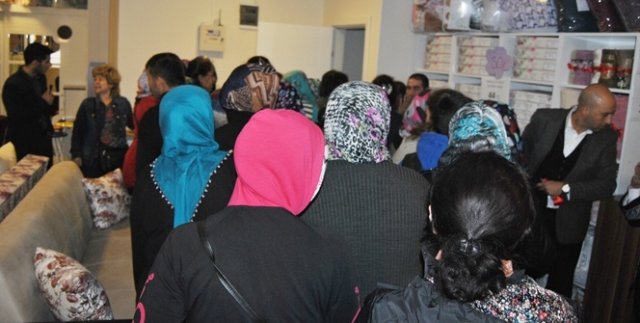 Yeni açılan mobilya mağazasında izdiham