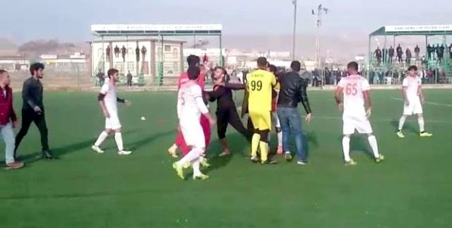 Amatör maçta saha karıştı