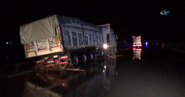 Ayvalık'ta selde mahsur kalanları AFAD botlarla kurtardı