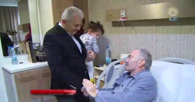 Başbakan'dan hastane ve taksi durağına ziyaret