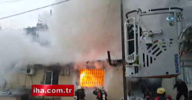 Beyoğlu’nda ev alev alev yandı, mahalleli sokağa döküldü