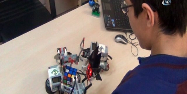 Bu robot insan aklı ile yarışıyor