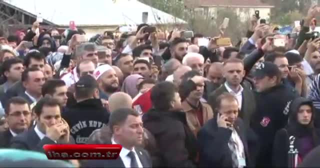 Cumhurbaşkanı Erdoğan, şehit kaymakamın mezarı başında Kur’an-ı Kerim okudu