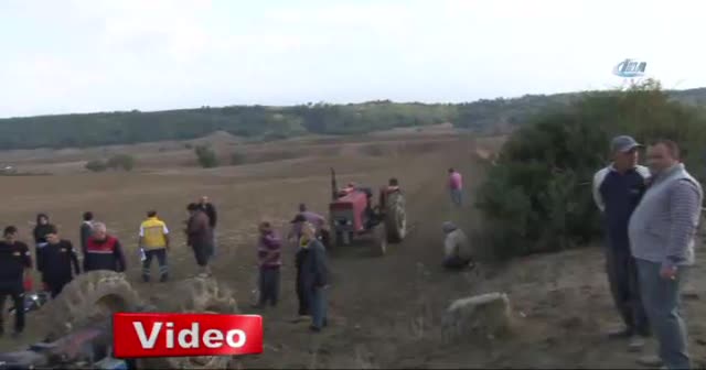 Devrilen traktörün altında can verdi