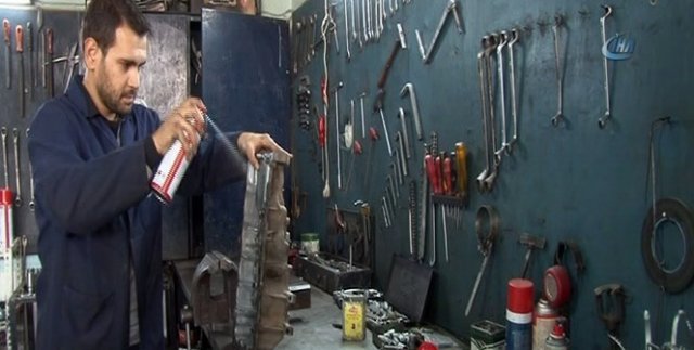 Diplomalı mühendis sanayide motor ustalığı yapıyor