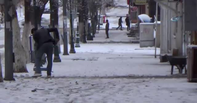 Doğu’yu kar vurdu: 300 mahalle yolu kapandı