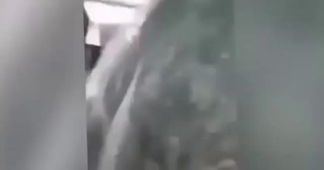Düğünü gelinlikle bastı!